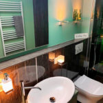 Lotion_Wasser_an-Waschbecken_links