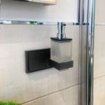 Nahaufnahme_Lotionspender_beleuchtet_aus_Appelhoff