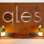 qles-Schild_frontal_Regal_beleuchtet