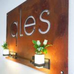 qles-Schild_seitlich_Regal_beleuchtet