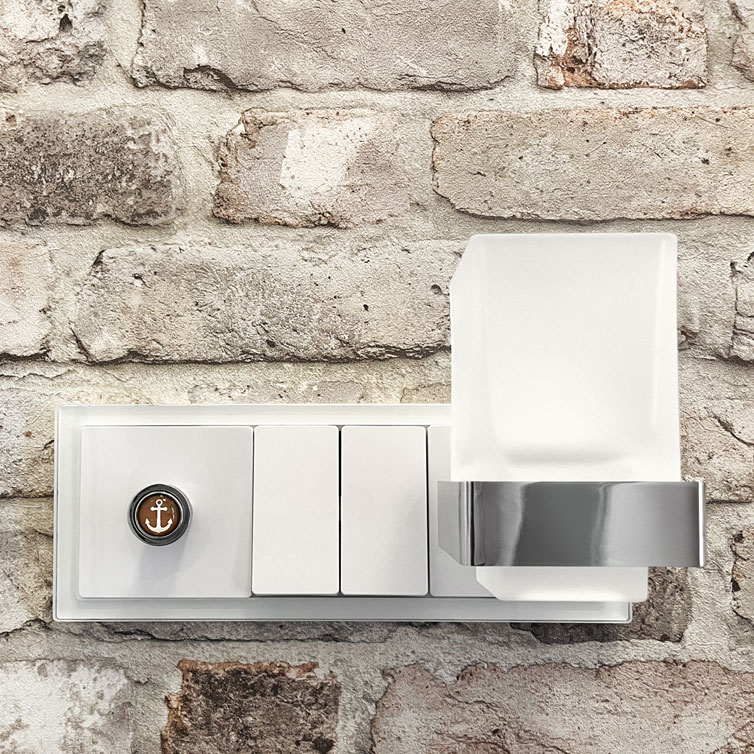 Halter_M_Wasserglas_weiss_frontal_Bad_aus