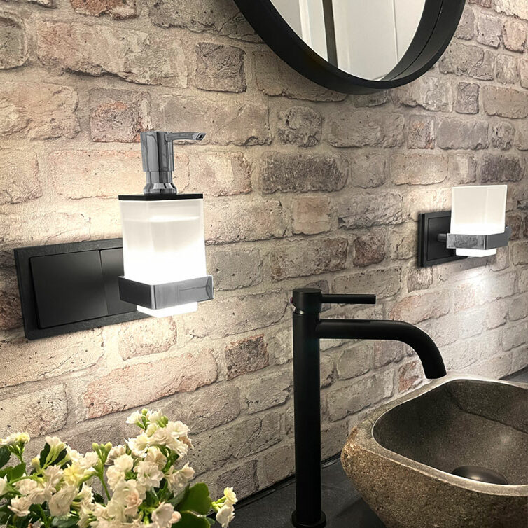 Licht_Stick_Lotionspendetr_Detail_Bad_an