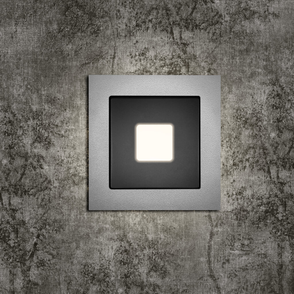 Treppenlicht_aluminium_qudrat_frontal_licht_an