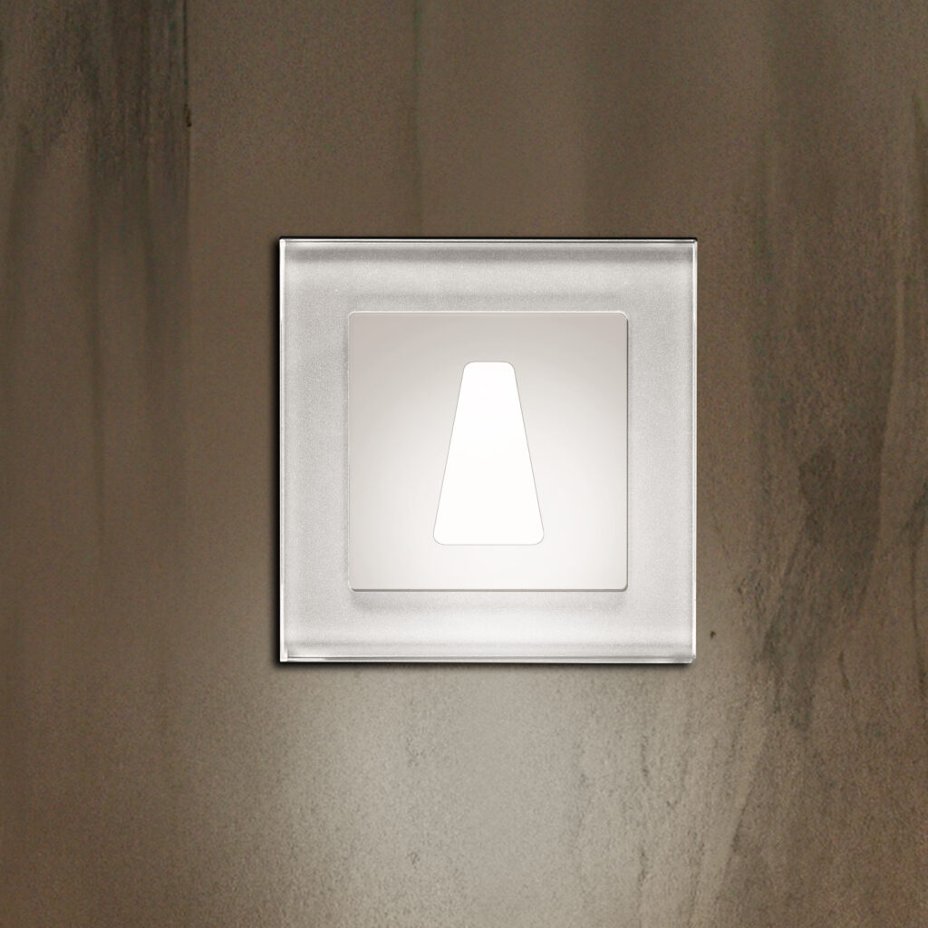 Treppenlicht_glas_weiß_frontal_System_M_Trapez_licht_an