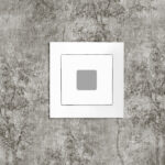 Treppenlicht_weiß_frontal_System_M_licht_aus_Tapete