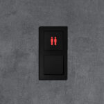 ocean_plastic_Licht_WC_frontal_2er_System_M_licht_an_rot